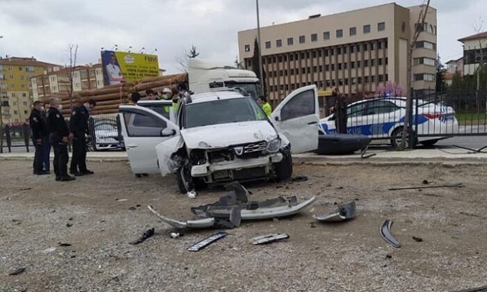 TAKLA ATAN ARAÇTA 3 KİŞİ YARALANDI