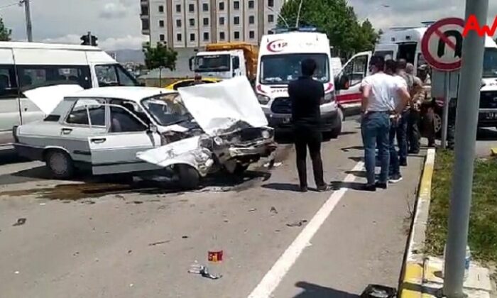 OTOMOBİL İLE MİNÜBÜS ÇARPIŞTI 5 YARALI