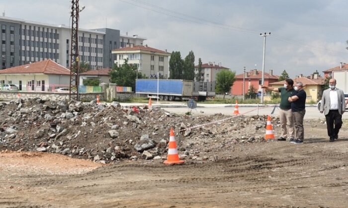 BELEDİYE İKİ YENİ YOL DAHA AÇIYOR