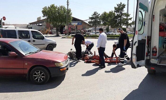 TERS YÖNDENKEN OTOMOBİLLE ÇARPIŞTI