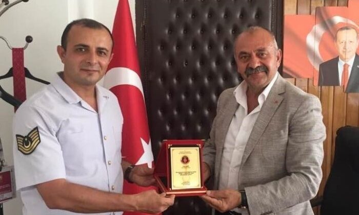 BAŞKAN İSBİR’E TEŞEKKÜR PLAKETİ