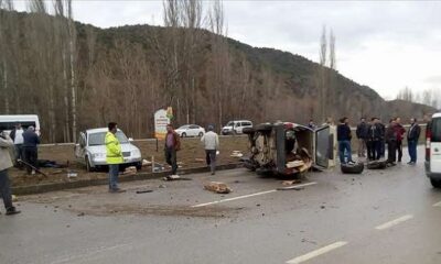 İKİ OTOMOBİL ÇARPIŞTI: 3 YARALI