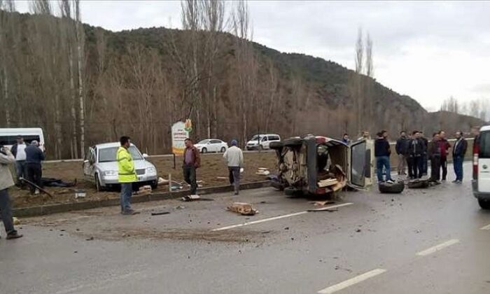 İKİ OTOMOBİL ÇARPIŞTI: 3 YARALI