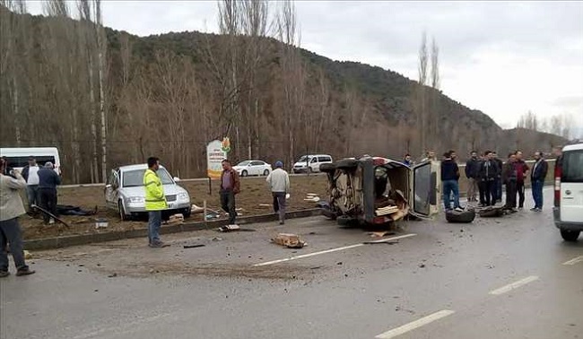 İKİ OTOMOBİL ÇARPIŞTI: 3 YARALI