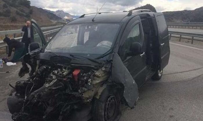 OTOMOBİL BARİYERLERE ÇARPTI: 4 YARALI