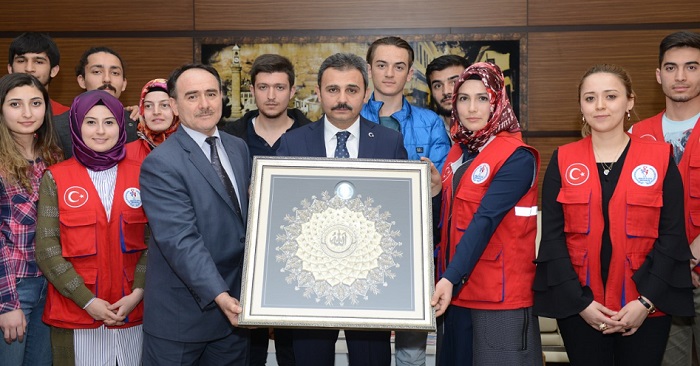 Gençlerden Külcü’ye Anlamlı Hediye