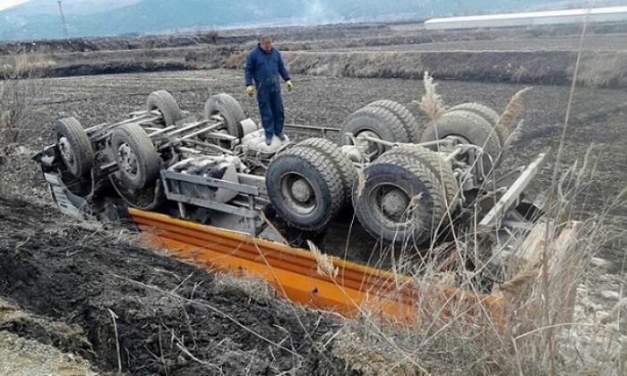 TAŞ YÜKLÜ KAMYON TARLAYA UÇTU