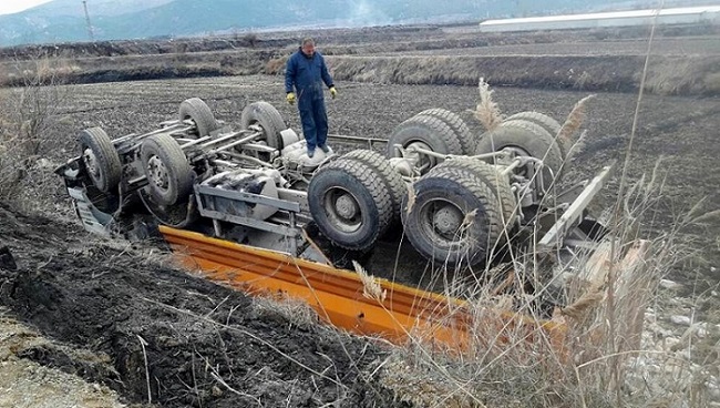 TAŞ YÜKLÜ KAMYON TARLAYA UÇTU