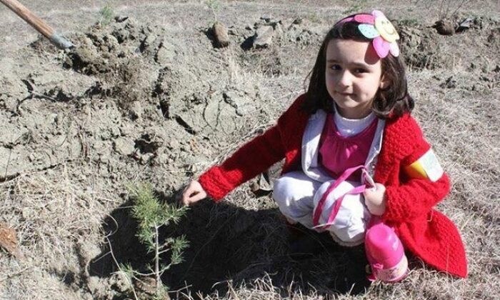 MİNİK ÖĞRENCİLER FİDAN DİKTİ