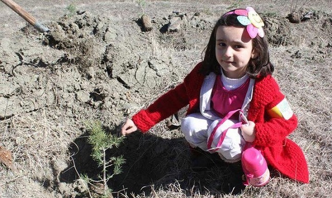 MİNİK ÖĞRENCİLER FİDAN DİKTİ