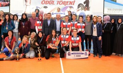 SPOR ŞÖLENİNDE ÖDÜLLER DAĞITILDI