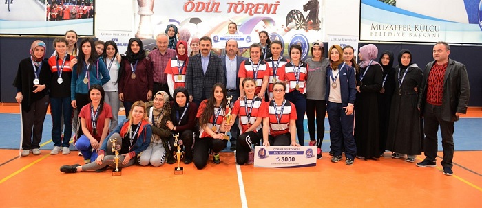 SPOR ŞÖLENİNDE ÖDÜLLER DAĞITILDI
