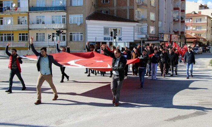 ÜLKÜCÜLER ŞEHİTLERE MİNNET İÇİN YÜRÜDÜ
