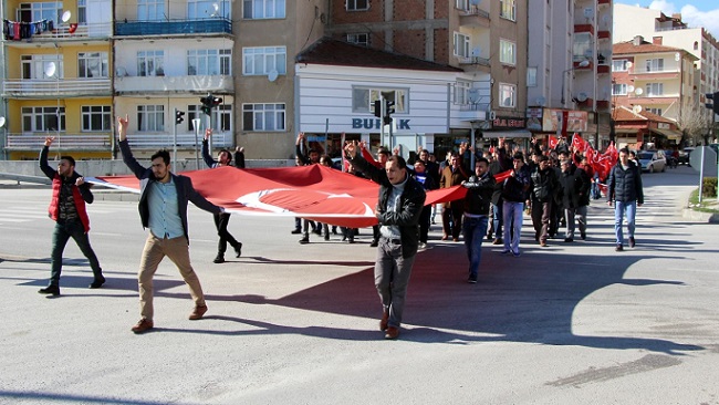ÜLKÜCÜLER ŞEHİTLERE MİNNET İÇİN YÜRÜDÜ