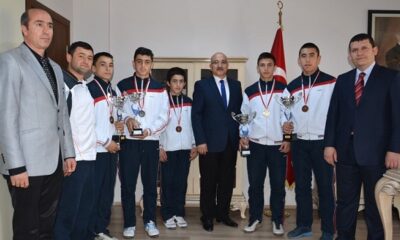 ŞAMPİYON GÜREŞÇİLERİ ÖDÜLLENDİRDİ