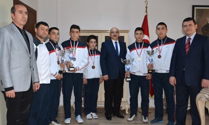 ŞAMPİYON GÜREŞÇİLERİ ÖDÜLLENDİRDİ