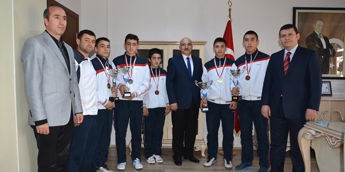 ŞAMPİYON GÜREŞÇİLERİ ÖDÜLLENDİRDİ