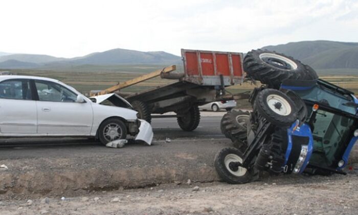 OTOMOBİL İLE TRAKTÖR ÇARPIŞTI