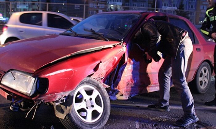 İKİ ARAÇ ÇARPIŞTI: 1 AĞIR 6 YARALI