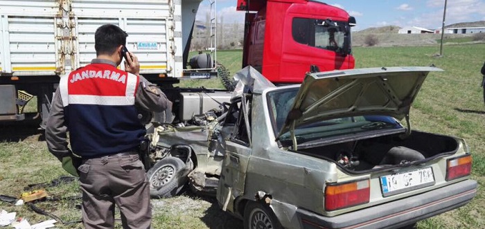 OTOMOBİL VE KAMYON ÇARPIŞTI: 1 YARALI