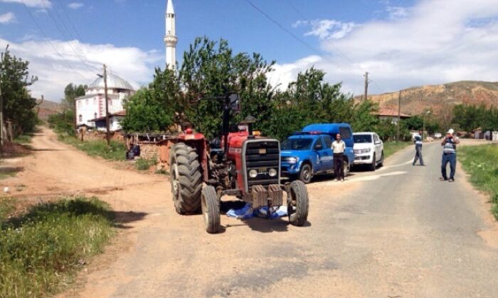 TRAKTÖRDEN DÜŞEN KADIN ÖLDÜ
