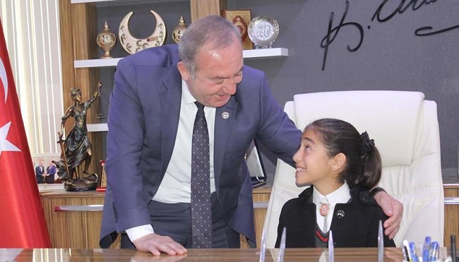 ŞAHİNER KOLTUĞUNU SUDE’YE DEVRETTİ