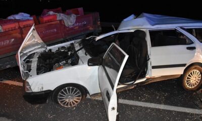 OTOMOBİL TRAKTÖRE ÇARPTI: 2 YARALI