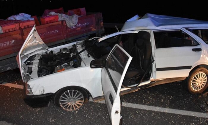 OTOMOBİL TRAKTÖRE ÇARPTI: 2 YARALI