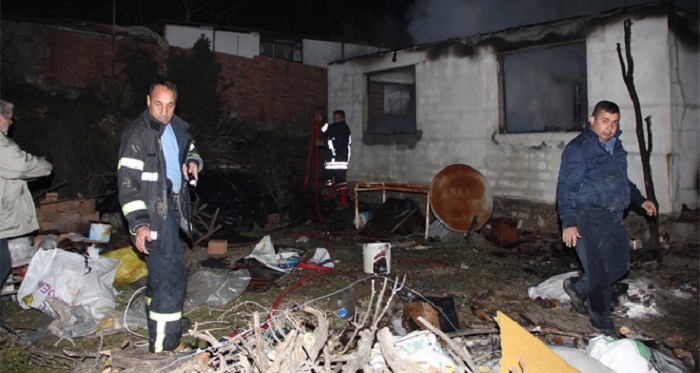 KÖYDE YANGIN ÇIKTI BİR AHIR İKİ EV YANDI