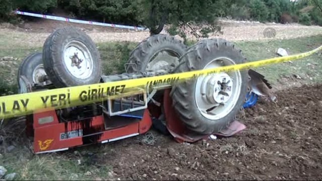 TRAKTÖR DEVRİLDİ ÇOCUK ALTINDA KALDI