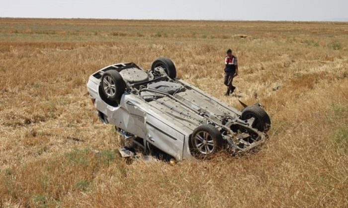 OTOMOBİL ŞARAMPOLE DEVRİLDİ