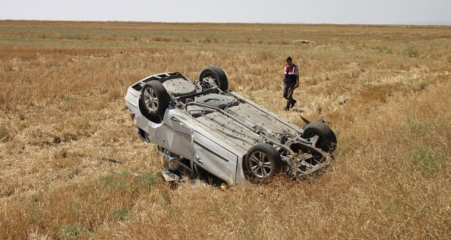 OTOMOBİL ŞARAMPOLE DEVRİLDİ