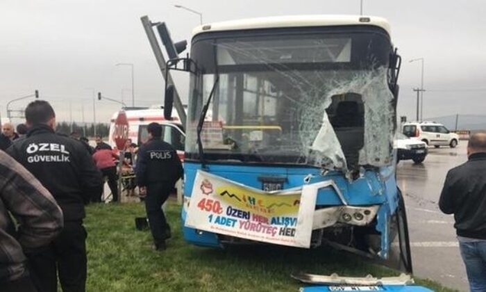 HALK OTOBÜSÜ TIRLA ÇARPIŞTI