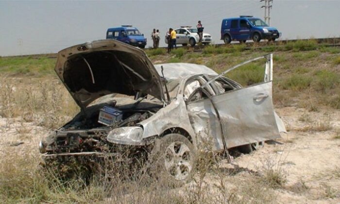 OTOMOBİL ŞARAMPOLE UÇTU: 3 YARALI