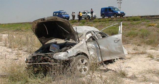 OTOMOBİL ŞARAMPOLE UÇTU: 3 YARALI