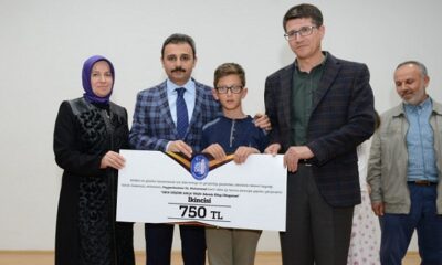 KİTAP OKUYANLAR ÖDÜLLERİNİ ALDI