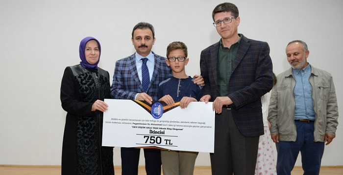 KİTAP OKUYANLAR ÖDÜLLERİNİ ALDI