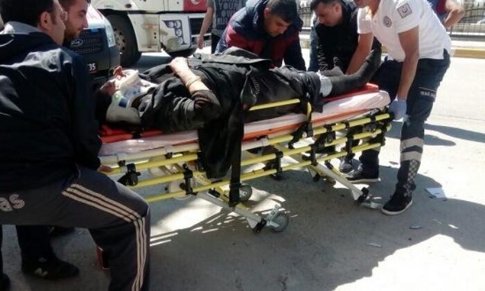 YAŞLI ÇİFTE OTOMOBİL ÇARPTI