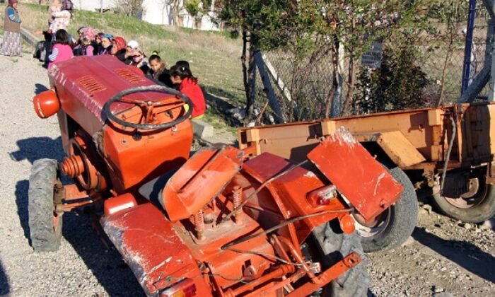 TRAKTÖR DEVRİLDİ BABA VE OĞLU YARALANDI