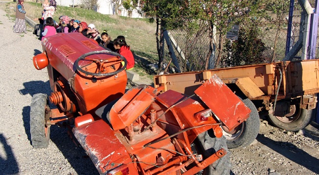 TRAKTÖR DEVRİLDİ BABA VE OĞLU YARALANDI