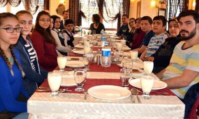 EMRE ÇITAK’TAN ŞAMPİYON YÜZÜCÜLERE DESTEK