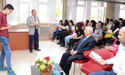 GENÇLERE KİTAP HEDİYE ETTİLER