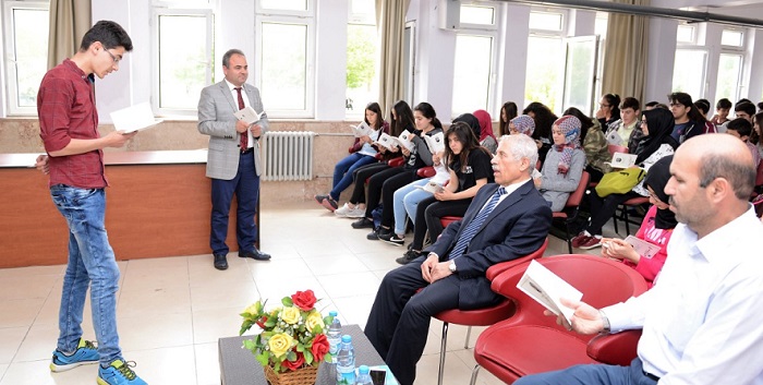 GENÇLERE KİTAP HEDİYE ETTİLER