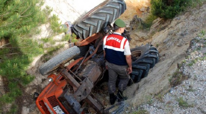 TRAKTÖRÜN ALTINDA CAN VERDİ