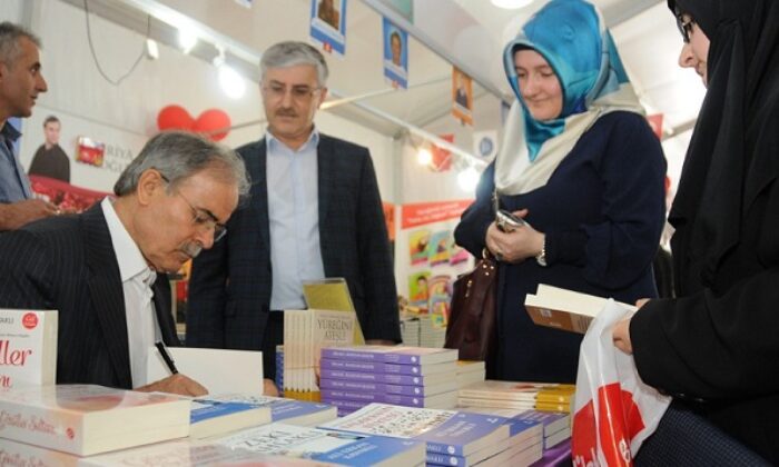 KAVAKLI’YA İMZA GÜNÜNDE YOĞUN İLGİ