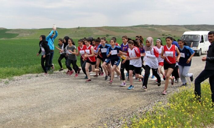 KROS YARIŞLARI NEFES KESTİ