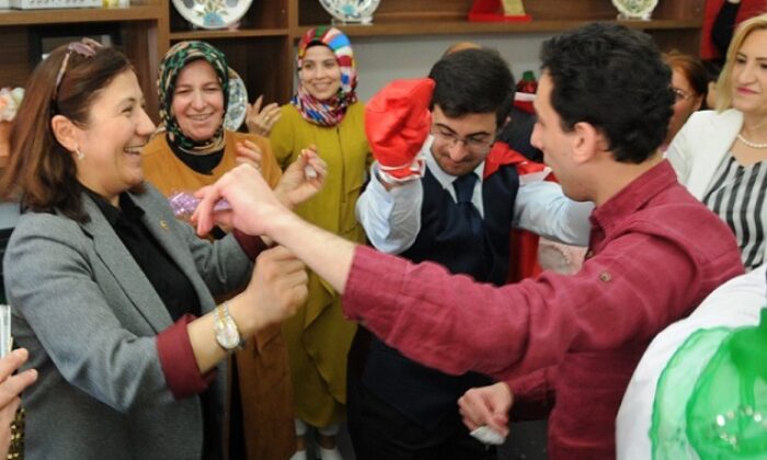 ANNELER GÜNÜNE RENKLİ KUTLAMA