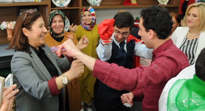 ANNELER GÜNÜNE RENKLİ KUTLAMA