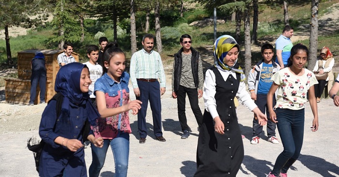 BAŞKAN ÇOCUKLARLA BERABER EĞLENDİ