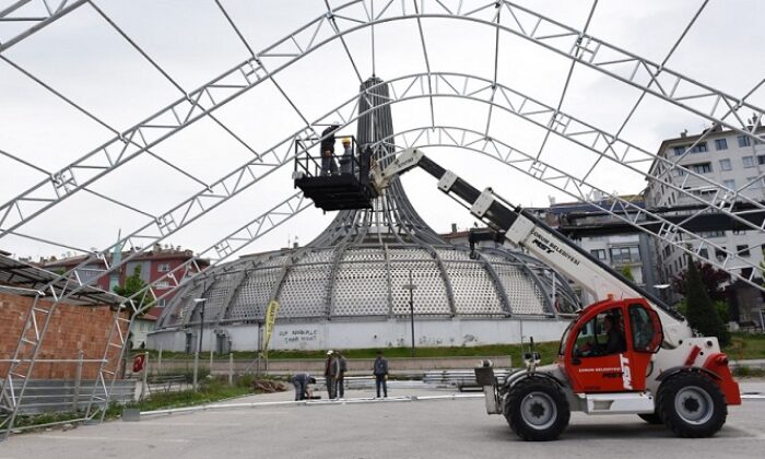 BELEDİYE İFTAR ÇADIRI KURUYOR